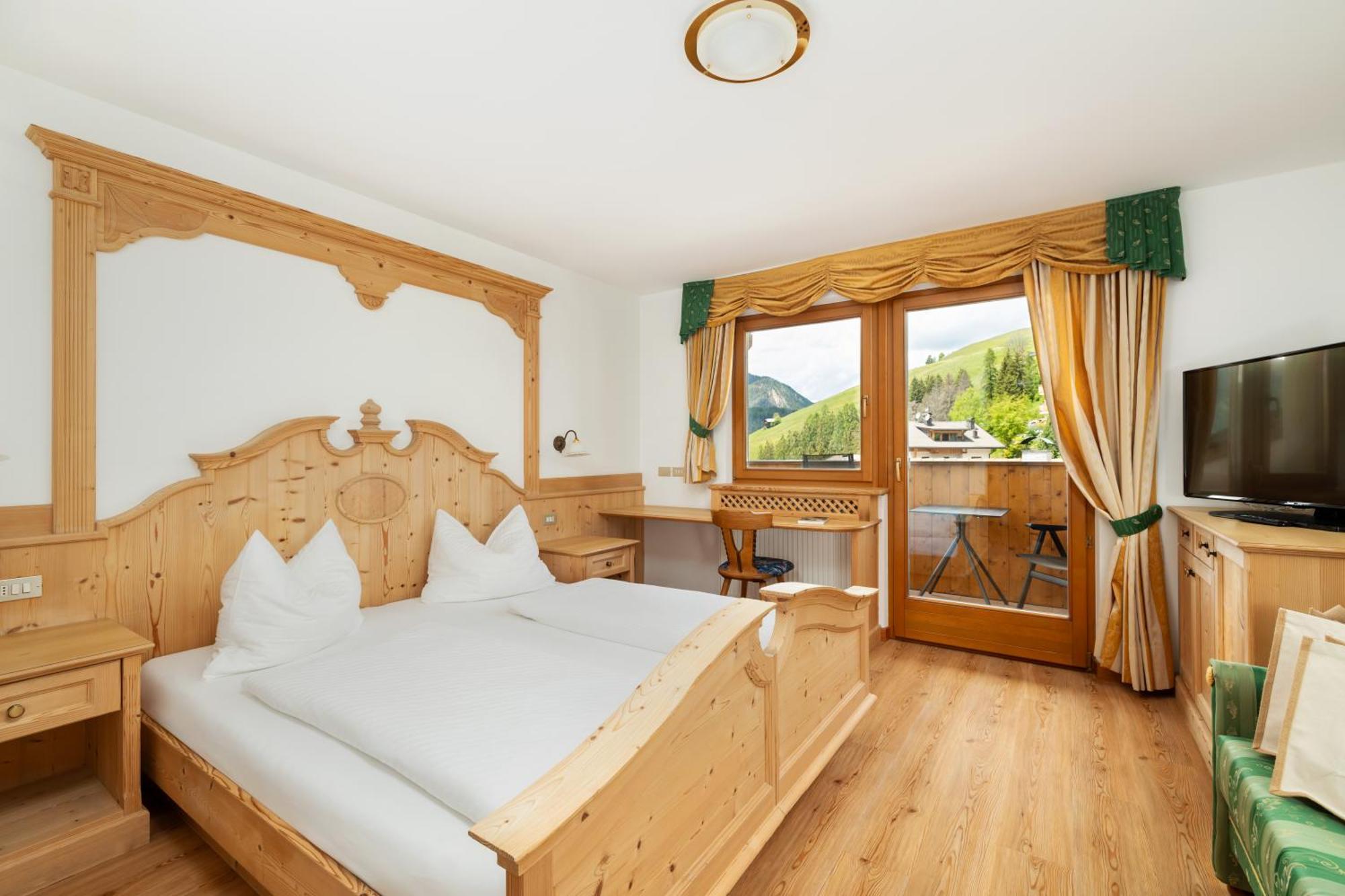 Hotel Alpenrose Dolomites Ла-Валле Экстерьер фото